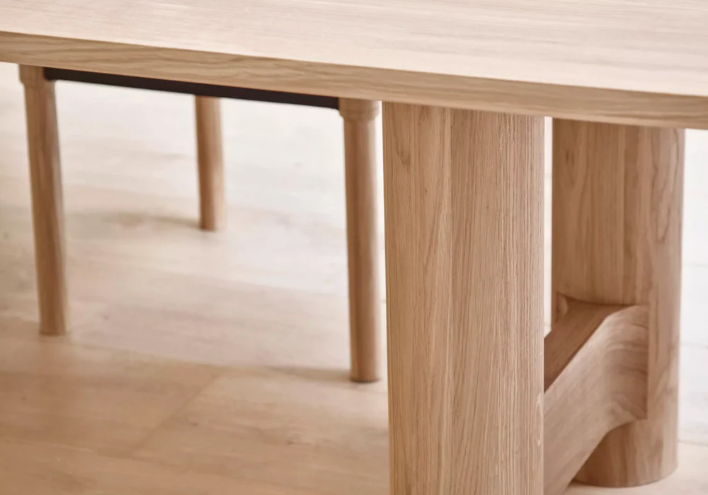 Onis dining table